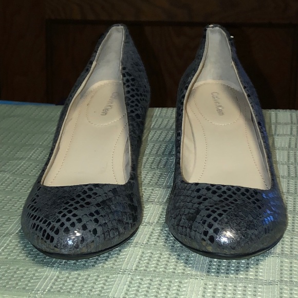 Calvin Klein Women's Silver Snake Pattern Wedges - Picture 4 of 11